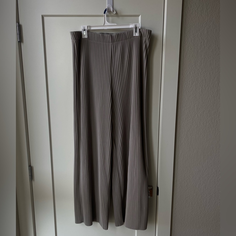 Aritzia Skilled Grey Wide-Leg Plisse Pants